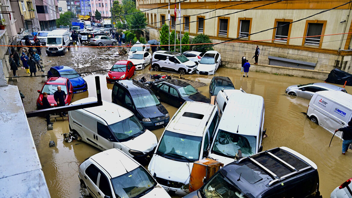 Δύο νεκροί από τη σφοδρή κακοκαιρία στην Κωνσταντινούπολη: Πλημμύρισαν σπίτια και επιχειρήσεις, κατολισθήσεις και διακοπές της κυκλοφορίας