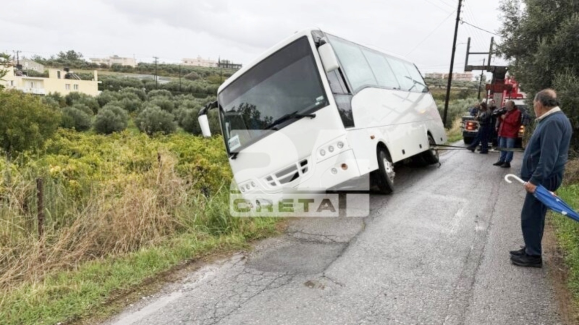 Σοβαρό τροχαίο στην Κρήτη: Λεωφορείο που μετέφερε μαθητές βγήκε από το δρόμο και έπεσε σε πρανές, δείτε εικόνες

