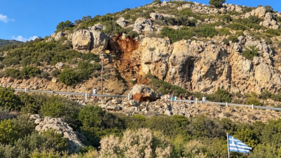 Βράχος έκοψε στη μέση τον δρόμο για την παραλία «Αντονι Κουίν» στην Ρόδο