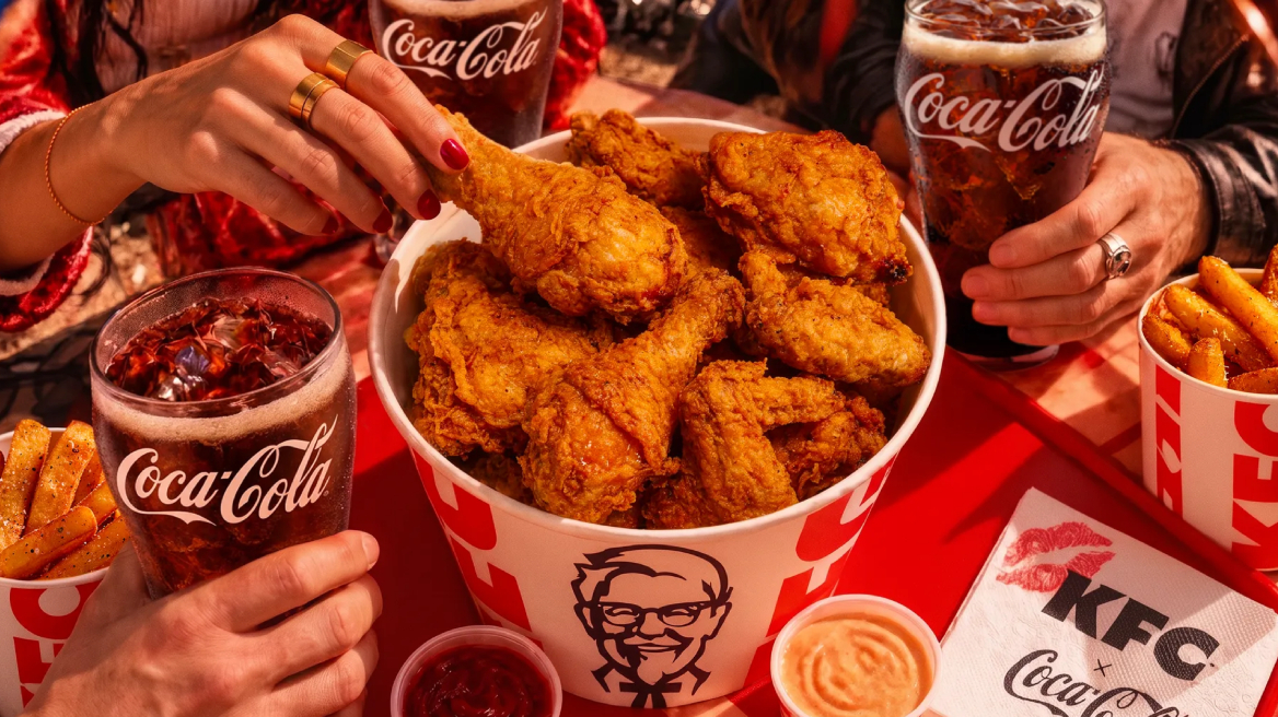 Τέλος η Pepsi για τα KFC: Θα πουλάνε πλέον μόνο Coca Cola με στόχο να κερδίσουν ξανά την αμερικανική αγορά