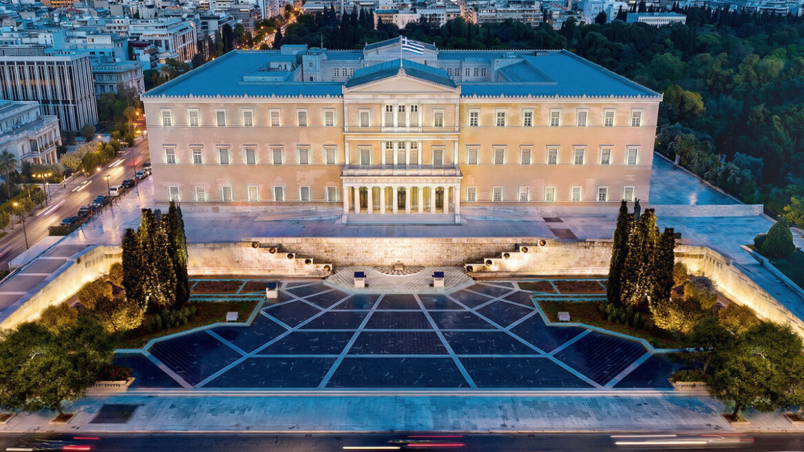 Αλλάζει όψη το Μνημείο του Αγνώστου Στρατιώτη: Φεύγει η άσφαλτος, μπαίνει μάρμαρο Αλιβερίου
