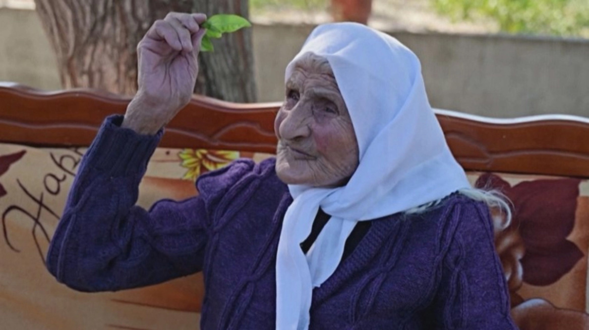 Η Αλβανίδα που διεκδικεί τον τίτλο της γηραιότερης γυναίκας στον κόσμο: Ξυπνά νωρίς και ταΐζει τις κότες
