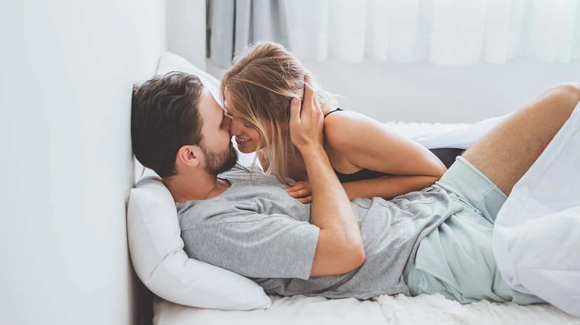 Πεσμένη λίμπιντο; 7 φυσικοί τρόποι που ξυπνούν ξανά την ερωτική επιθυμία
