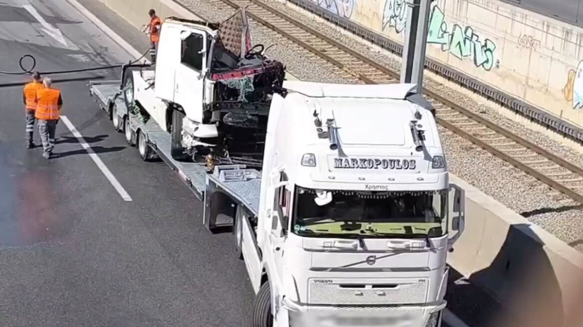 Σοβαρό τροχαίο με νταλίκα και ΙΧ στην Αττική Οδό: Σοβαρά τραυματίας ο οδηγός του τράκτορα