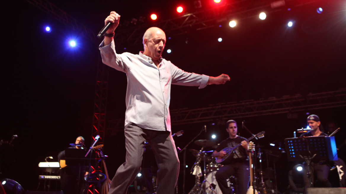 «Μόνο μια μάνα μπορεί να πει σε έναν γιο να σταθεί όρθιος»: Η σπαρακτική ιστορία πίσω από το «Έρωτας Αρχάγγελος» του Μητροπάνου