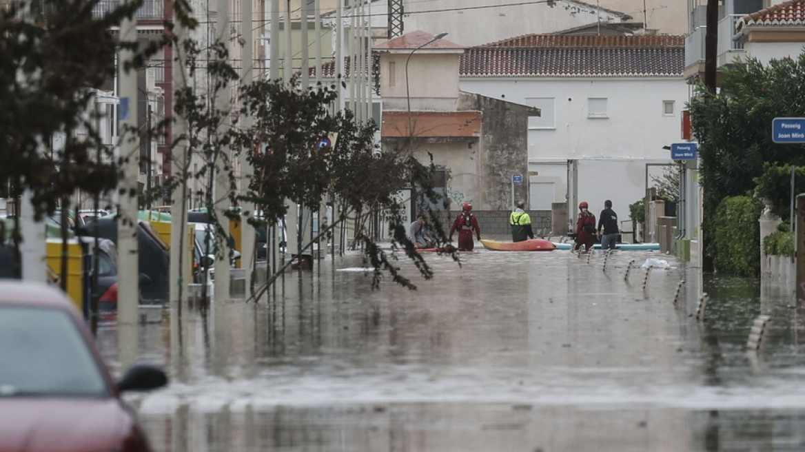 Τέσσερις νεκροί από τις καταρρακτώδεις βροχές στην Ισπανία: Κάτοικοι ανέβηκαν στις στέγες για να σωθούν, υπερχείλισαν ποτάμια, έκλεισαν σχολεία