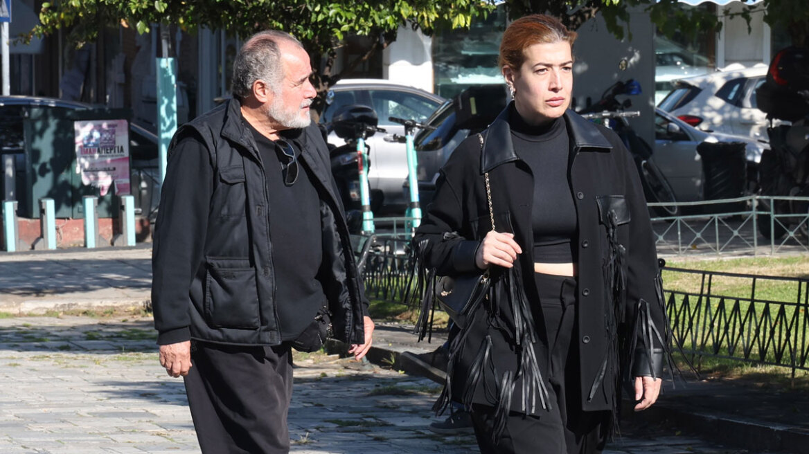 Οικογένεια και φίλοι αποχαιρετούν την Μπέτυ Βαλάση, συγκίνηση στο τελευταίο αντίο
