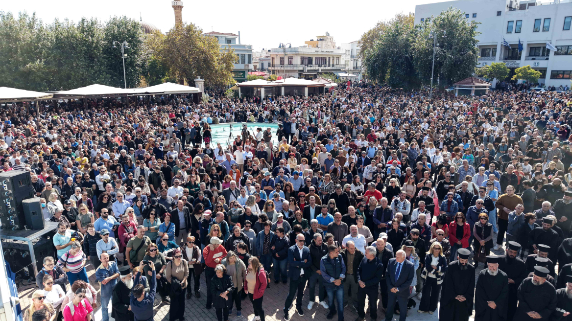 Χίος: Σε εξέλιξη κινητοποιήσεις για το τετράμηνο κλείσιμο του αεροδρομίου, κατέβασαν ρολά τα καταστήματα, δείτε φωτογραφίες
