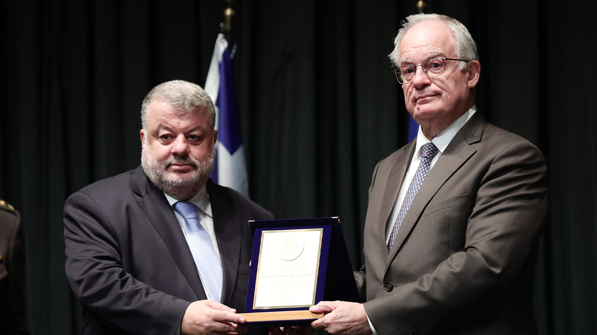 «Σ' αυτή την κοινωνία ανήκω από σήμερα κι εγώ»: Ο Κωνσταντίνος Τασούλας ανακηρύχθηκε επίτιμος δημότης Αργοστολίου