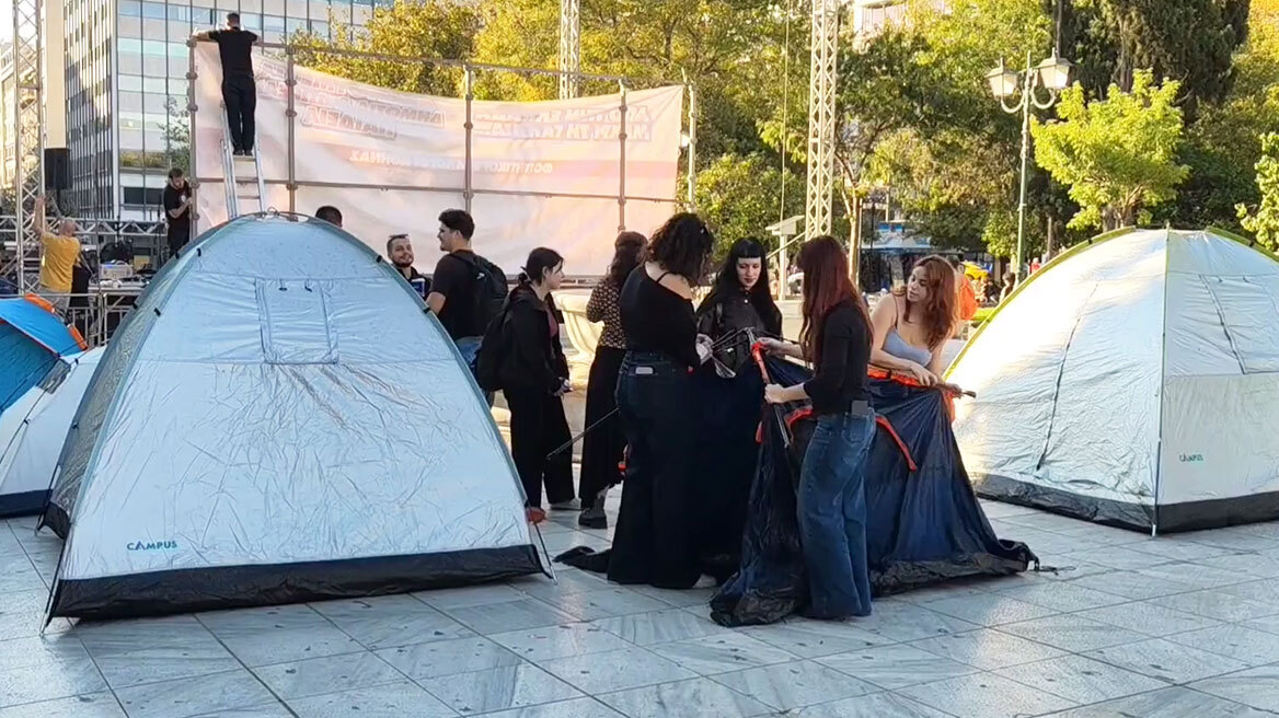 Φοιτητές στήνουν ξανά σκηνές στο Σύνταγμα, δείτε βίντεο   