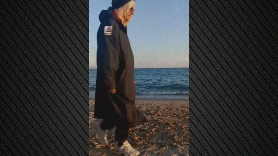 Με γυαλιά ηλίου και σκούφο ο Νίκος Καρβέλας στην Πάρο: Η πρώτη δημόσια εμφάνιση μετά την κόντρα με την Άννα Βίσση