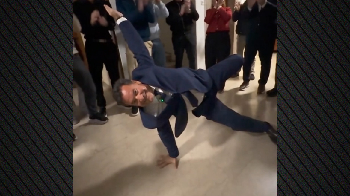 Ο Άδωνις αναδημοσίευσε AI βίντεο που χορεύει... break dance μετά το «και α και ου και ΔΑΠ-ΝΔΦΚ» 