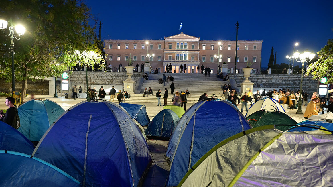 Φοιτητές στήνουν ξανά σκηνές στο Σύνταγμα, δείτε βίντεο και φωτογραφίες
