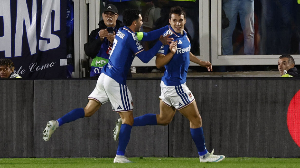 Σκόραρε ο Δουβίκας και η Κόμο «διέλυσε» με 4-1 τη Μάντσεστερ Γιουνάιτεντ, η Γαλατά 4-2 την Λιλ στη Γαλλία, δείτε τα γκολ 