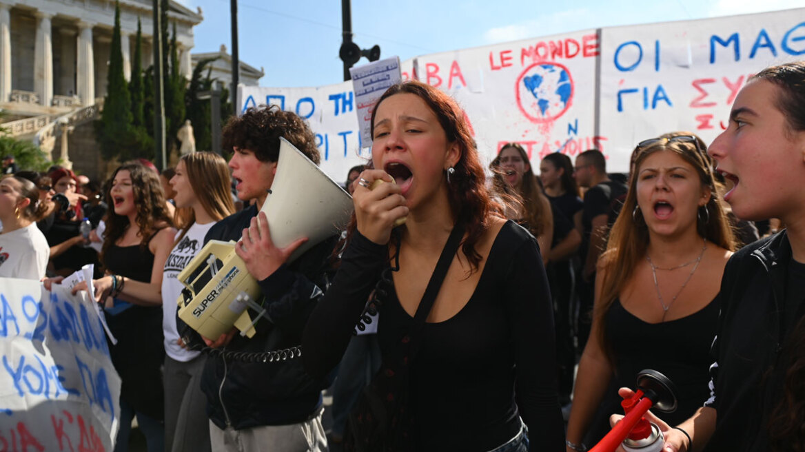 Με πανό και μπαλόνια η πορεία μαθητών και φοιτητών στην Αθήνα, κλειστό το κέντρο - Συγκεντρώσεις και σε Θεσσαλονίκη, Πάτρα, Λάρισα, Βόλο, Κρήτη