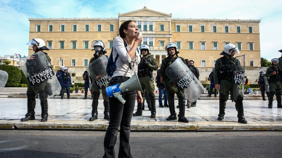 Σε επιφυλακή η κυβέρνηση για τις σημερινές κινητοποιήσεις: Η σύσκεψη Μητσοτάκη με Χρυσοχοΐδη και το μήνυμα «η Ελλάδα δεν θα γίνει Γαλλία»