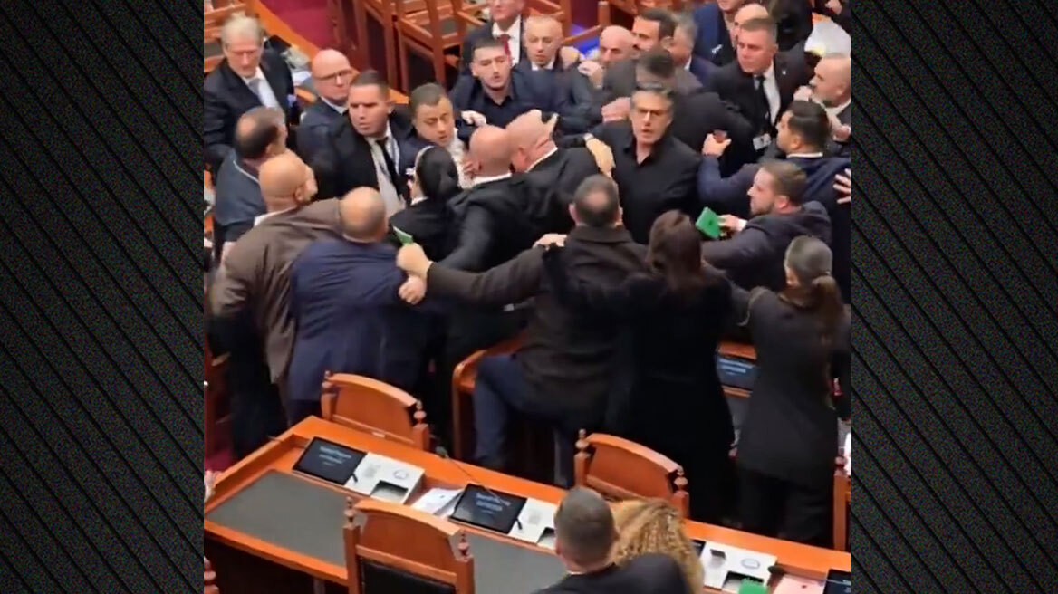 Ρινγκ η Βουλή της Αλβανίας: Αγριο ξύλο μεταξύ βουλευτών με αυτούς της αντιπολίτευσης να μιλούν για «εγκληματικό κοινοβούλιο», βίντεο