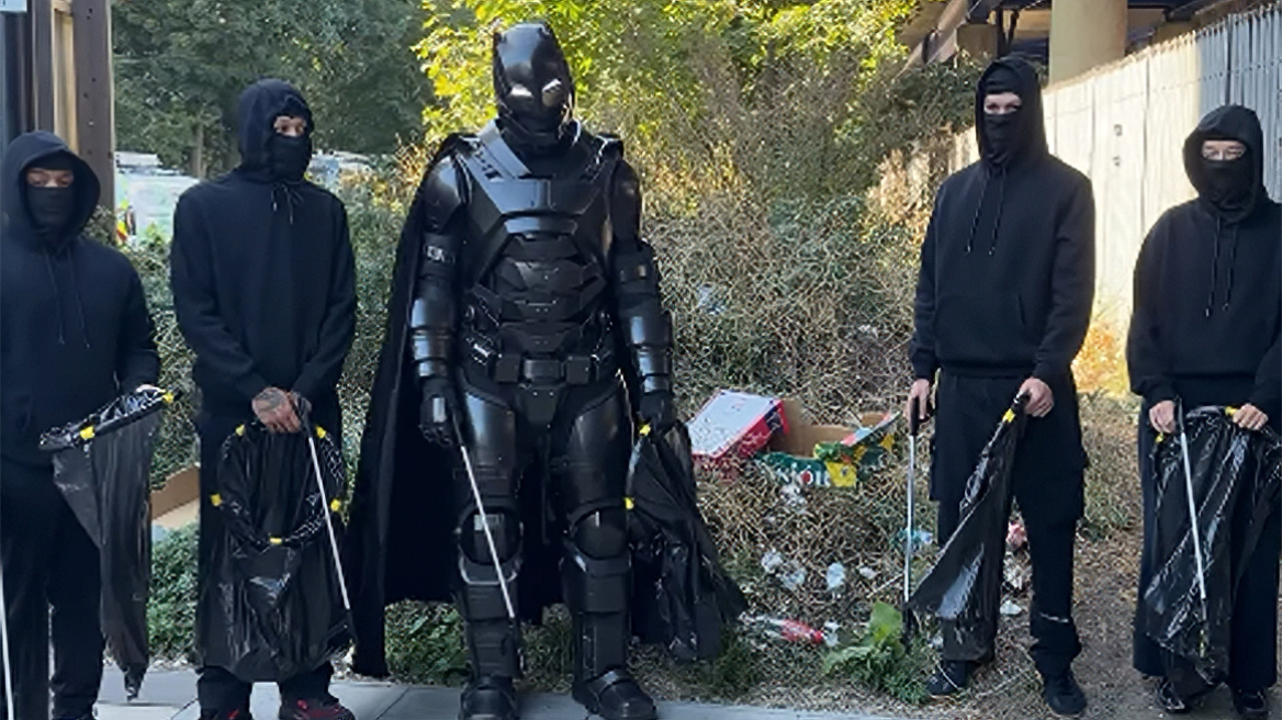Ο «Batman του Λονδίνου»: Ο άγνωστος με τη μάσκα που πληρώνει βενζίνες, πρόστιμα και φαγητό για αγνώστους