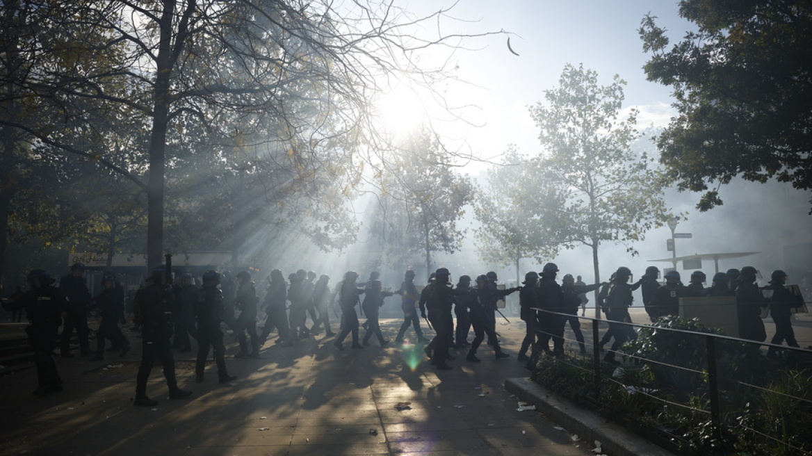 Δρακόντεια μέτρα ασφαλείας με 70.000 αστυνομικούς στους δρόμους της Γαλλίας - Απαγορεύσεις, λουκέτα σε μουσεία και αναβολές ποδοσφαιρικών αγώνων
