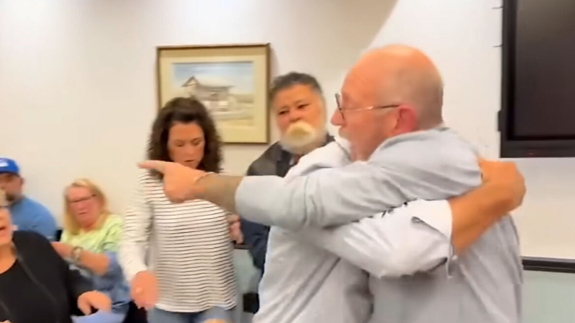 «Γ...το, θα σε πιάσω»: Σε ρινγκ μετατράπηκε δημοτικό συμβούλιο στο Νιού Τζέρσεϊ, δήμαρχος ορμά σε πολίτη, βίντεο