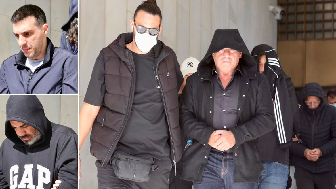 Στην Ευελπίδων με κουκούλες και σκυμμένα κεφάλια οι συλληφθέντες για το κύκλωμα της Pizza Fan, δείτε βίντεο και φωτογραφίες