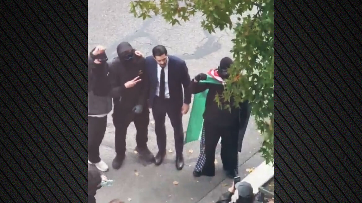 Ακροαριστερός βουλευτής στη Γαλλία φωτογραφίζεται με μασκοφόρους διαδηλωτές και την παλαιστινιακή σημαία, βίντεο
