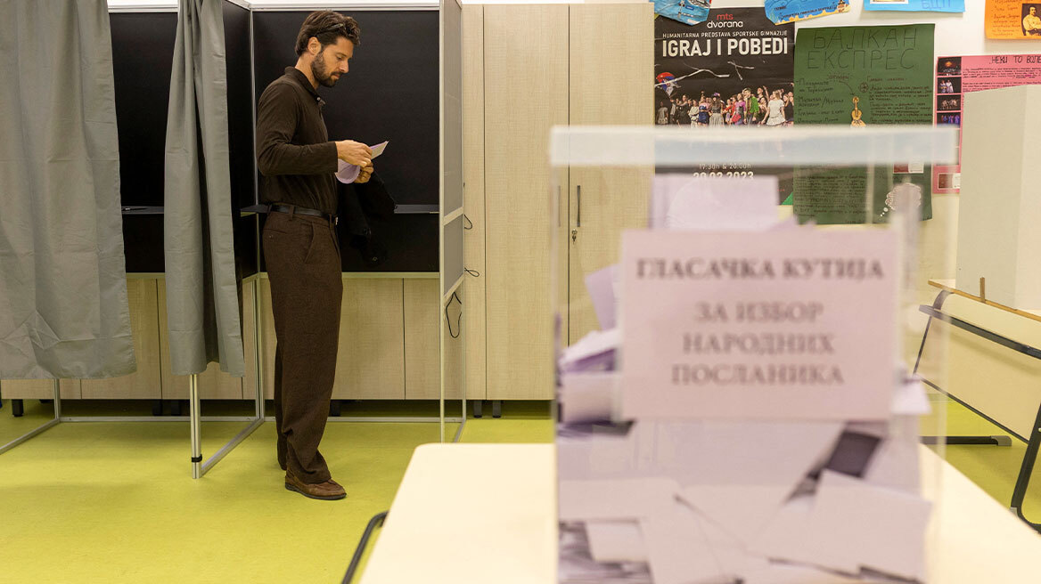 Καταγγελίες για παρατυπίες, επεισόδια και ισχυρή παρουσία των δυνάμεων καταστολής στο Βελιγράδι, στο 56,4% η συμμετοχή έως τις 16:00 
