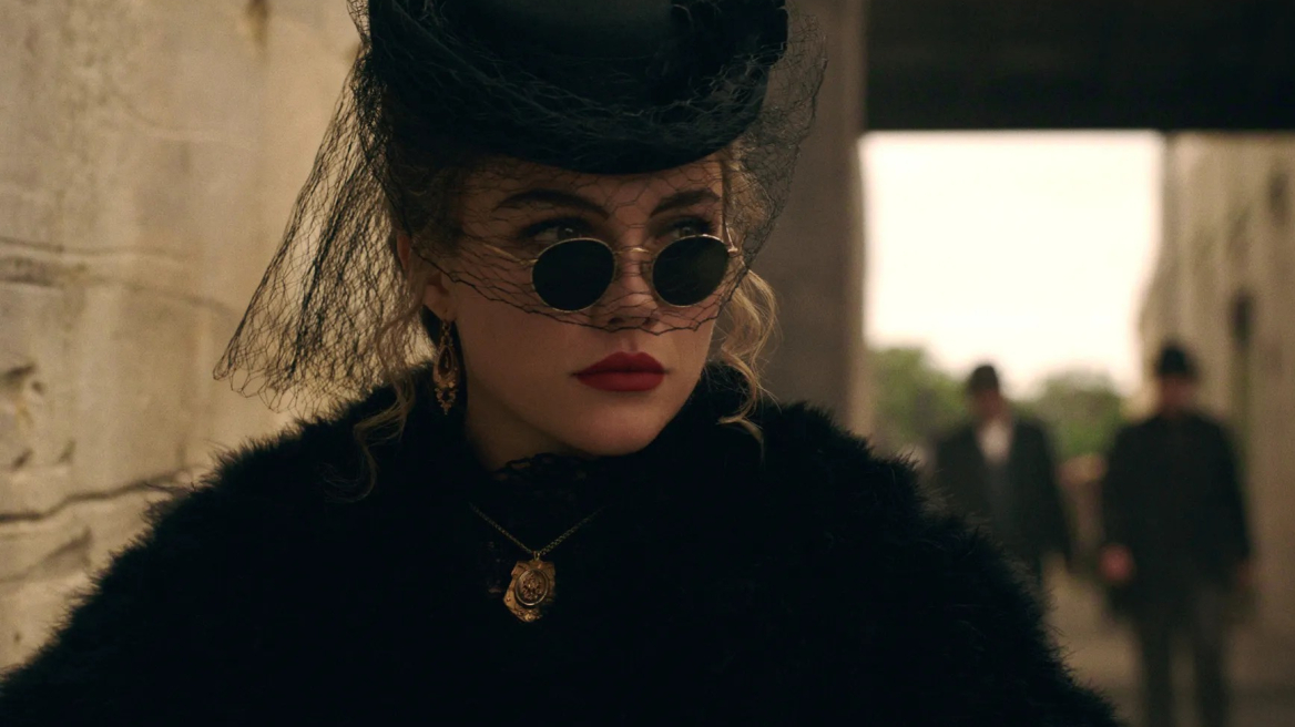 Florence Pugh: Οι κρυφοί συμβολισμοί στα μαλλιά και το μακιγιάζ της στη σειρά East of Eden
