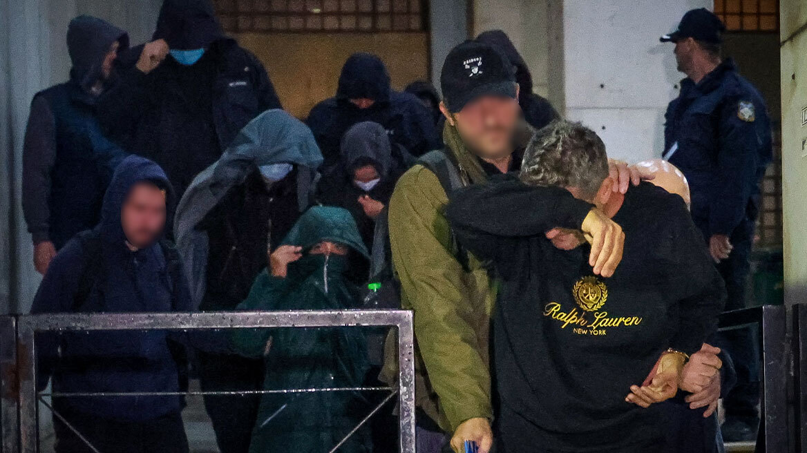 Στον Εισαγγελέα οι 59 συλληφθέντες για τη μεγάλη φορολογική απάτη στους φούρνους «Χωριάτικο», βίντεο και φωτογραφίες