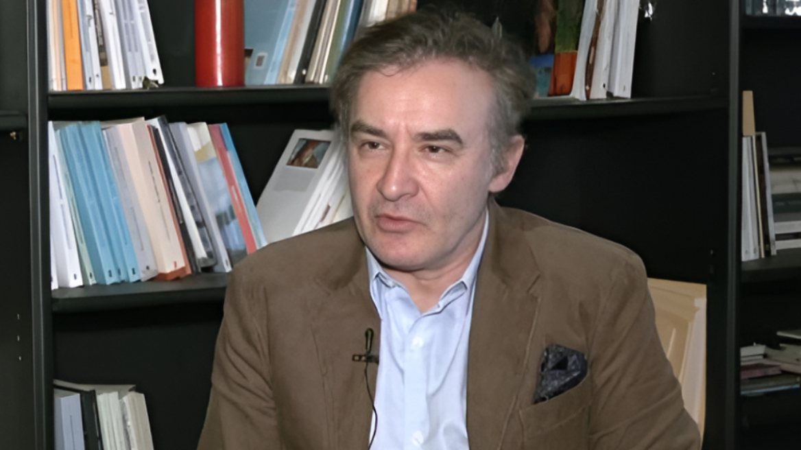 Νίκος Ορφανός: Προσπαθώ να είμαι ο μπαμπάς που ήθελα να έχω, δεν νομίζω ότι είχα πολύ ευτυχισμένα παιδικά χρόνια