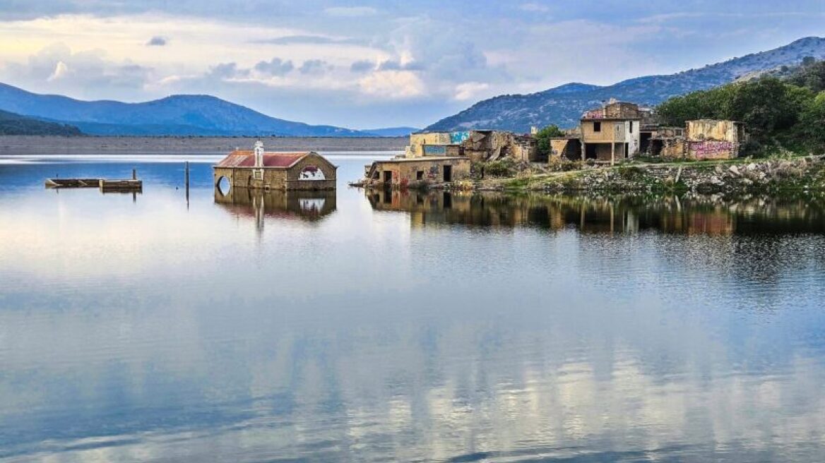 Γεμίζει το φράγμα Αποσελέμη στην Κρήτη, «βυθίζεται» η εκκλησία στο Σφεντύλι