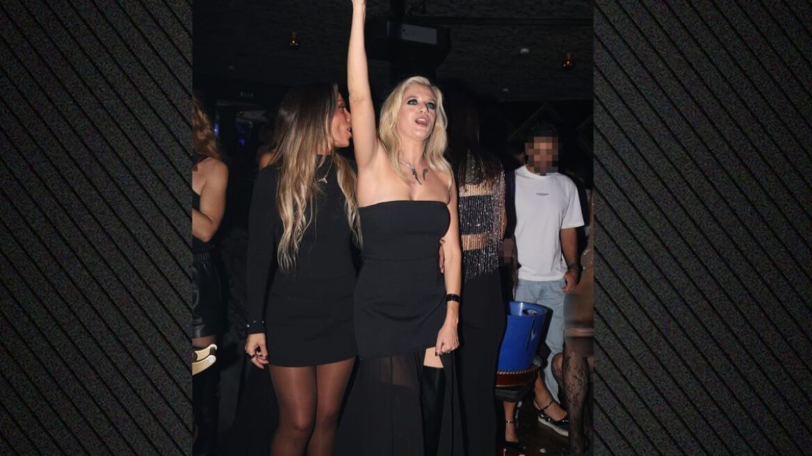 Ο χορός της Τζένης Θεωνά στην πρεμιέρα του Δήμου Αναστασιάδη και το μακρύ μαύρο φόρεμα με το σκίσιμο