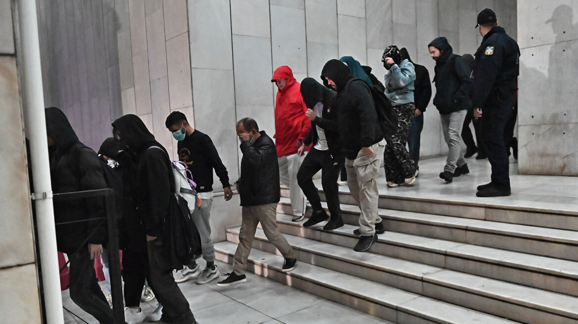 Στον Εισαγγελέα οι 59 συλληφθέντες για τη μεγάλη φορολογική απάτη στους φούρνους «Χωριάτικο», βίντεο και φωτογραφίες