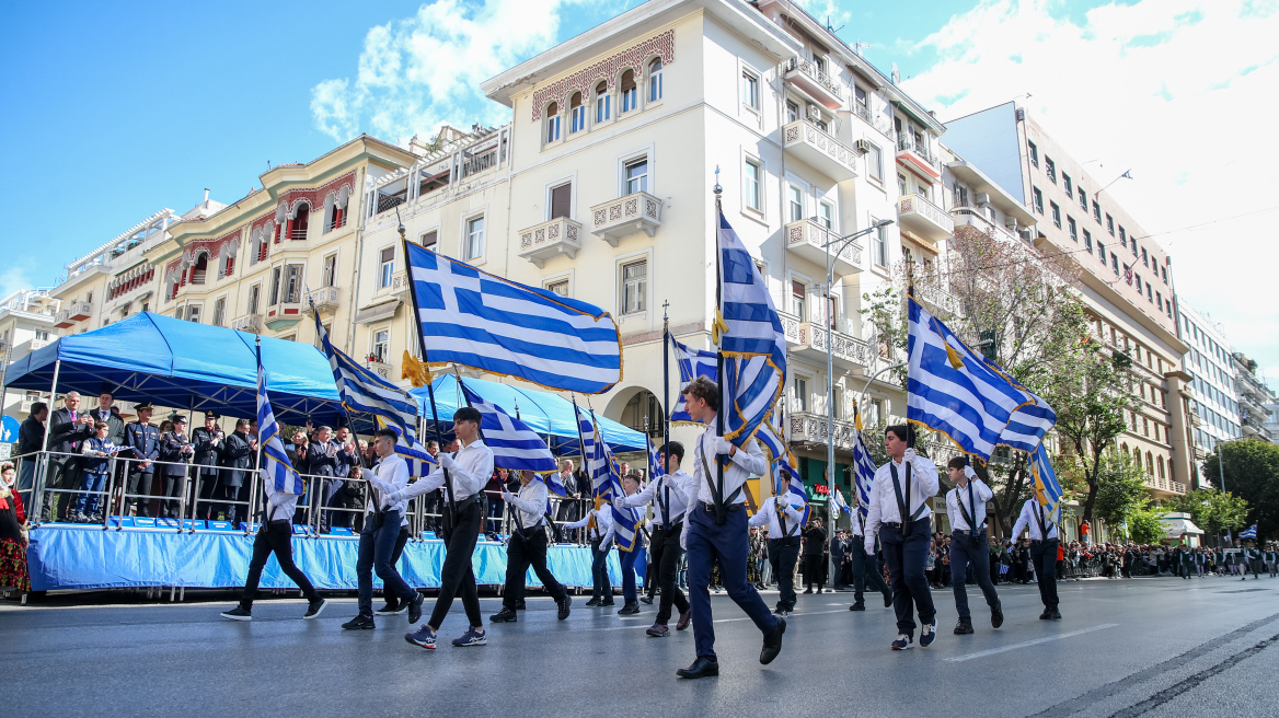 28η Οκτωβρίου: Ποιοι δρόμοι θα κλείσουν για τις παρελάσεις σε Αθήνα - Θεσσαλονίκη - Πώς θα κινηθούν τα μέσα μεταφοράς