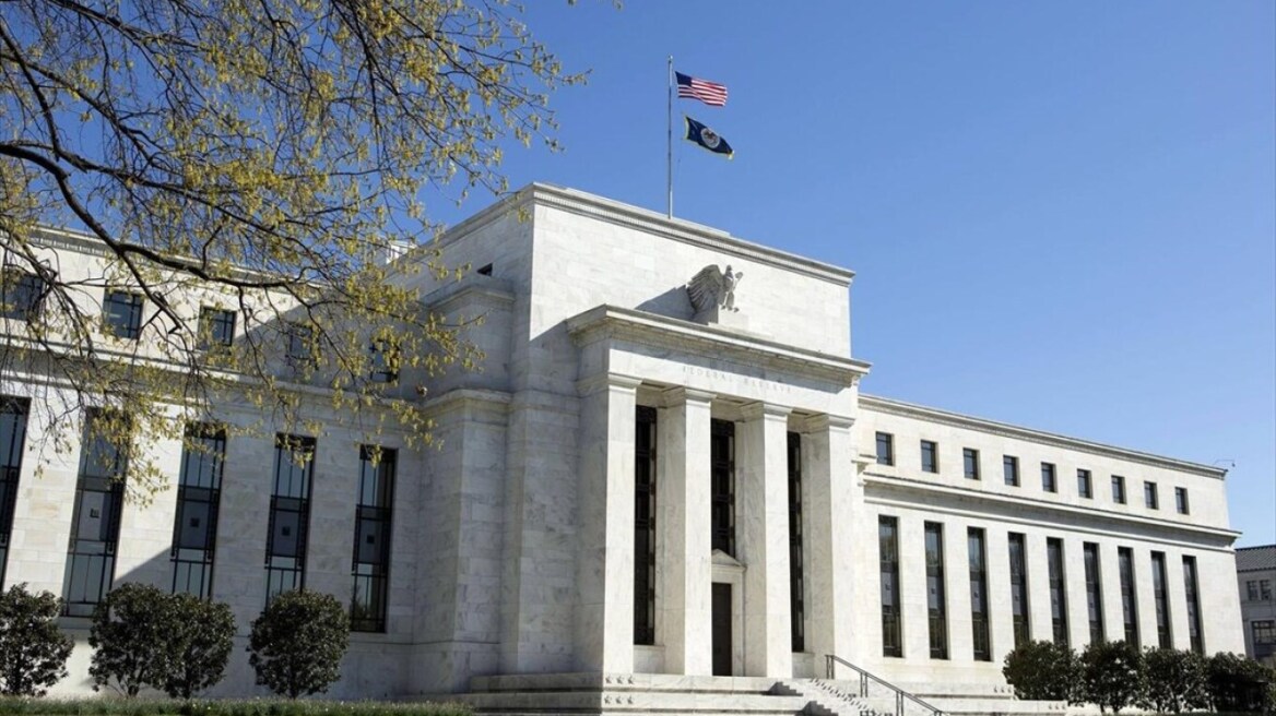Η Fed πάτησε «φρένο» στα επιτόκια παρά τον επίμονο πληθωρισμό

