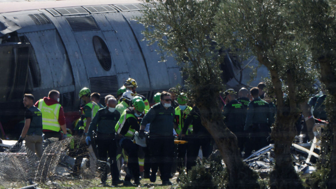 Ανθρώπινο σφάλμα η πιθανότερη αιτία της πολύνεκρης σύγκρουσης τρένων στην Ισπανία: Τεχνικός δεν ειδοποίησε ότι τα δύο τρένα ήταν στην ίδια γραμμή