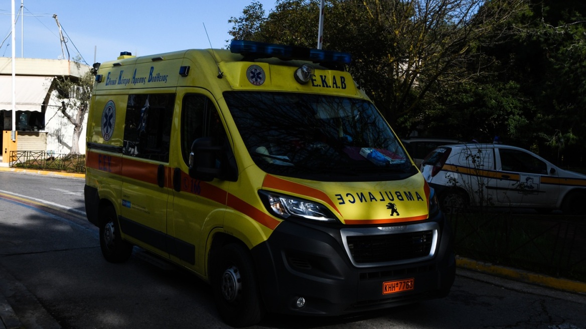 Στο «κόκκινο» το ΕΚΑΒ με 1.100 κλήσεις την ημέρα στην Αθήνα, το 60%  αφορά επείγοντα περιστατικά