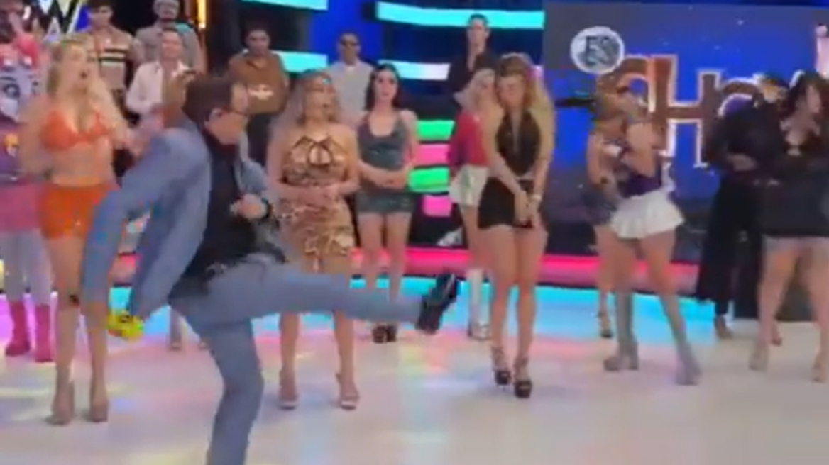 Απίστευτο περιστατικό σε live εκπομπή στο Μεξικό: Παρουσιαστής κλώτσησε drone και το έστειλε στο πρόσωπο μοντέλου, δείτε βίντεο