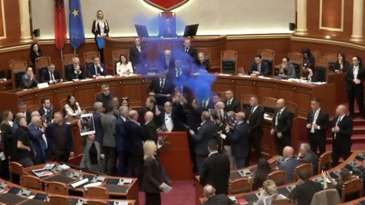 Βουλευτές της αντιπολίτευσης στην Αλβανία διέκοψαν συνεδρίαση του κοινοβουλίου και άναψαν φωτοβολίδες, βίντεο