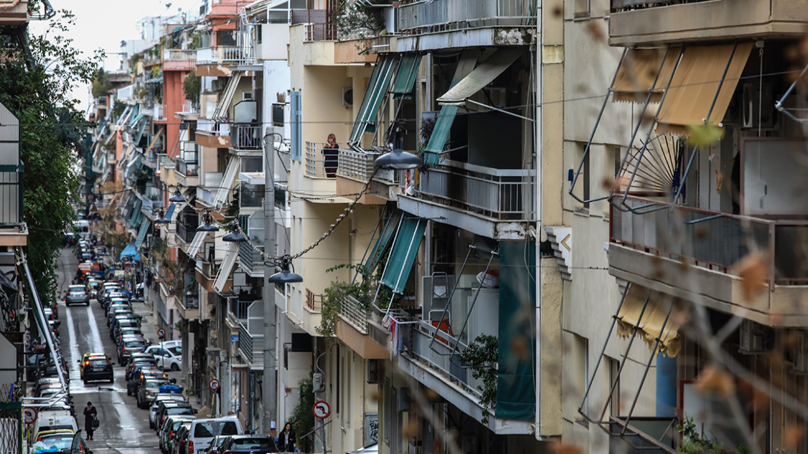 Παλιές πολυκατοικίες και ετοιμόρροπα μπαλκόνια: Τα καμπανάκια κινδύνου που δεν πρέπει να αγνοούν οι ιδιοκτήτες, σύμφωνα με καθηγητή του ΕΜΠ