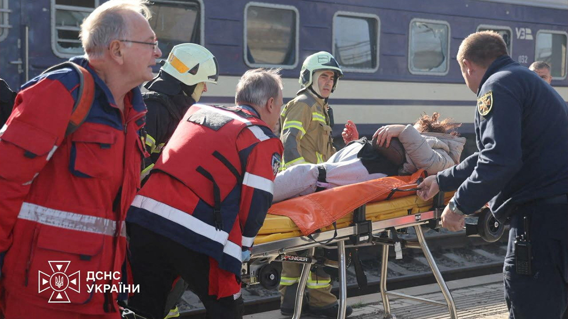 Ο Ζελένσκι κάλεσε τη Δύση να δράσει μετά τη «φρικτή ρωσική επίθεση» εναντίον σιδηροδρομικού σταθμού στη Ντνίπρο με 13 νεκρούς
