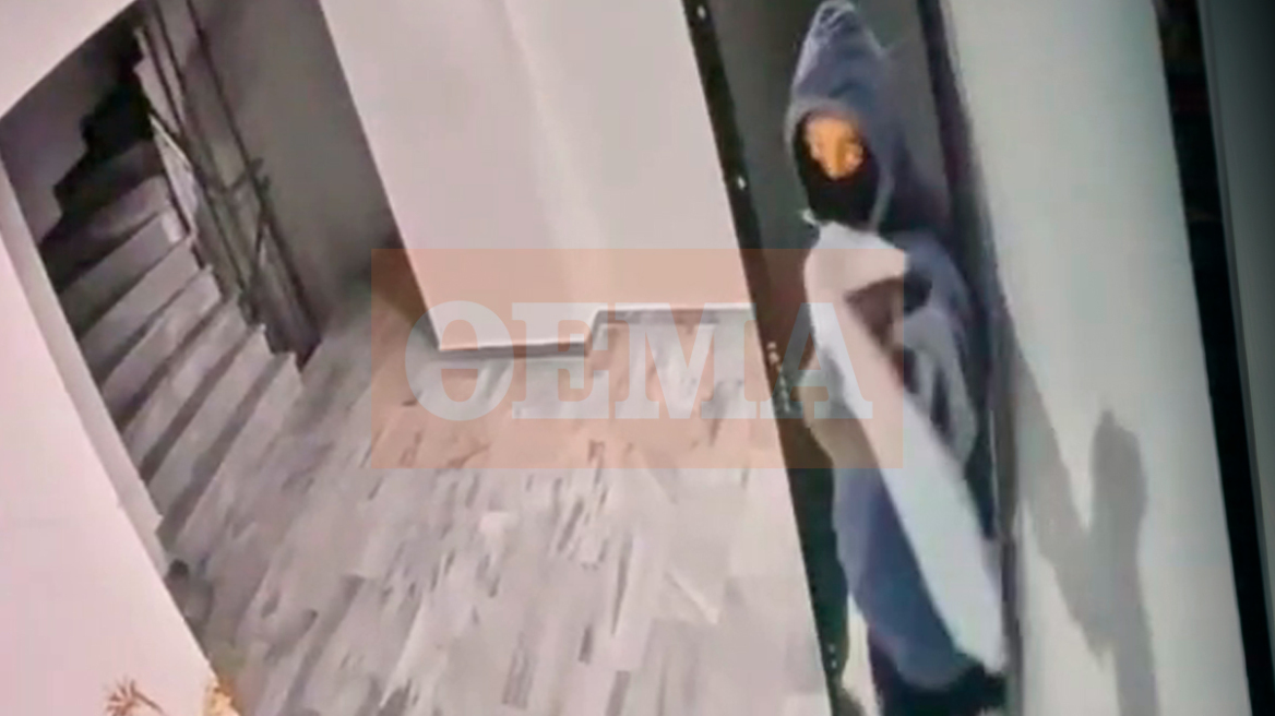 Η στιγμή που ο αξιωματικός του Πολεμικού Ναυτικού εισβάλλει στο σπίτι της πρώην του στη Γλυφάδα για να βάλει φωτιά, δείτε βίντεο