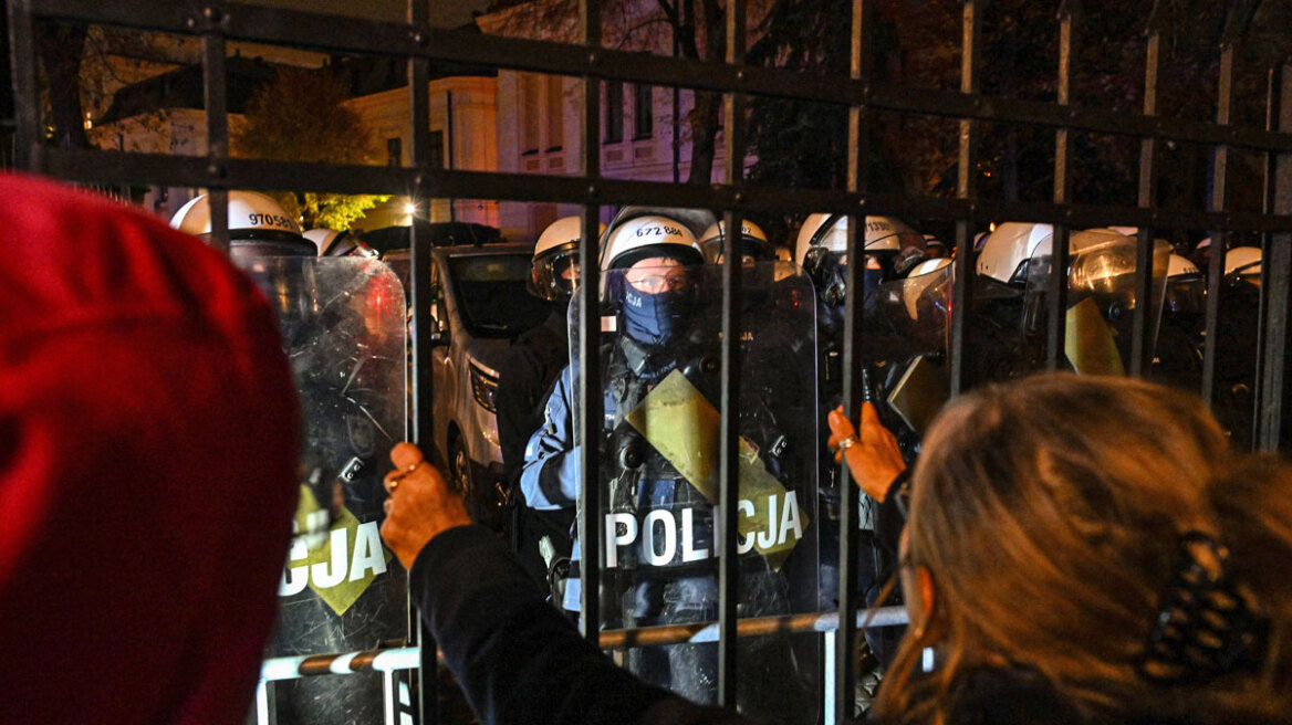 Σκηνικό κρίσης στην Πολωνία: Αστυνομία και καταγγελίες για «πραξικόπημα» στο Συνταγματικό Δικαστήριο, γύρισε πίσω το αεροπλάνο του προέδρου Ναβρότσκι, βίντεο