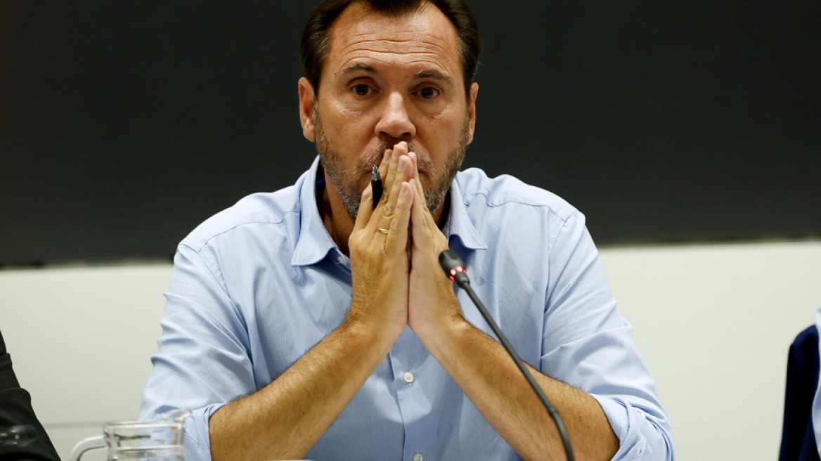 «Η υποχρέωσή μου είναι να λύσω το πρόβλημα, όχι να ασχολούμαι με την παραμονή μου στη θέση» λέει ο Ισπανός υπουργός Μεταφορών