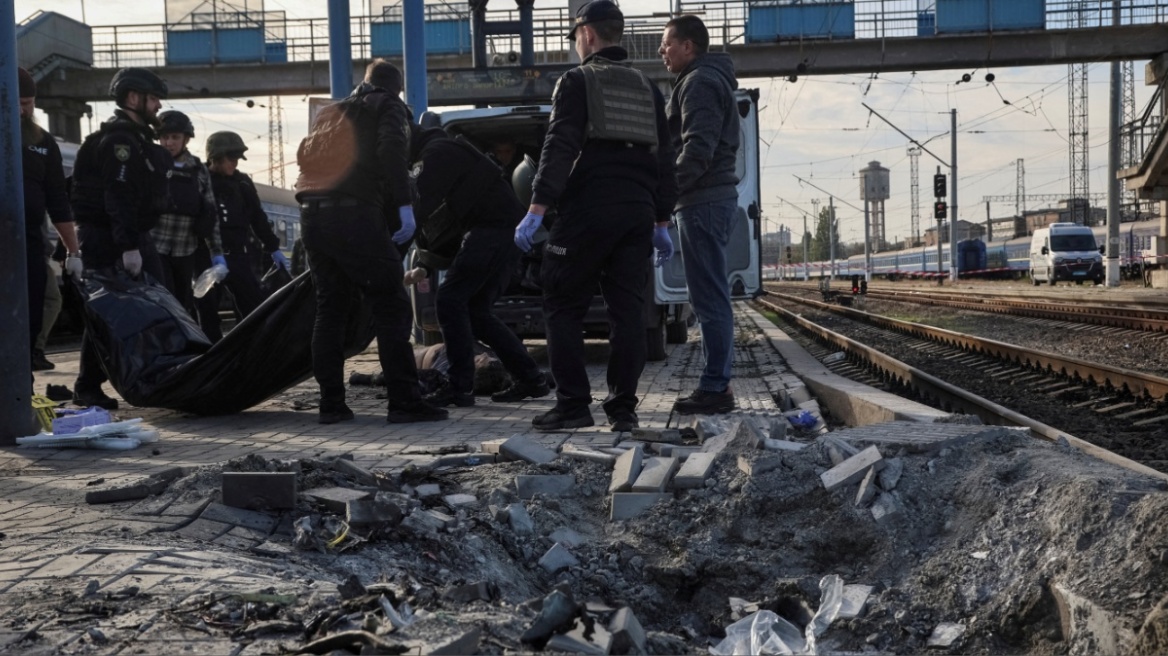Ρωσικά πλήγματα στην Ουκρανία: 14 νεκροί σε σιδηροδρομικό σταθμό στο Ντνίπρο, επίθεση με βαλλιστικούς πυραύλους στο Κίεβο 