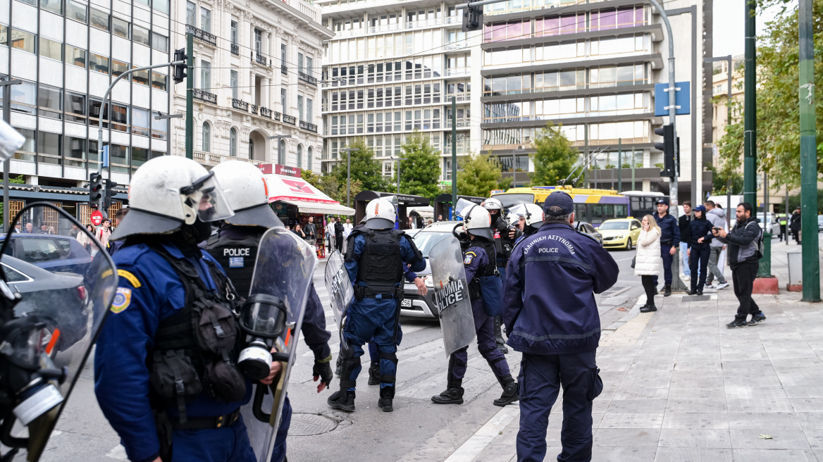 Τέσσερις προσαγωγές και μία σύλληψη σε πορεία στο κέντρο της Αθήνας 