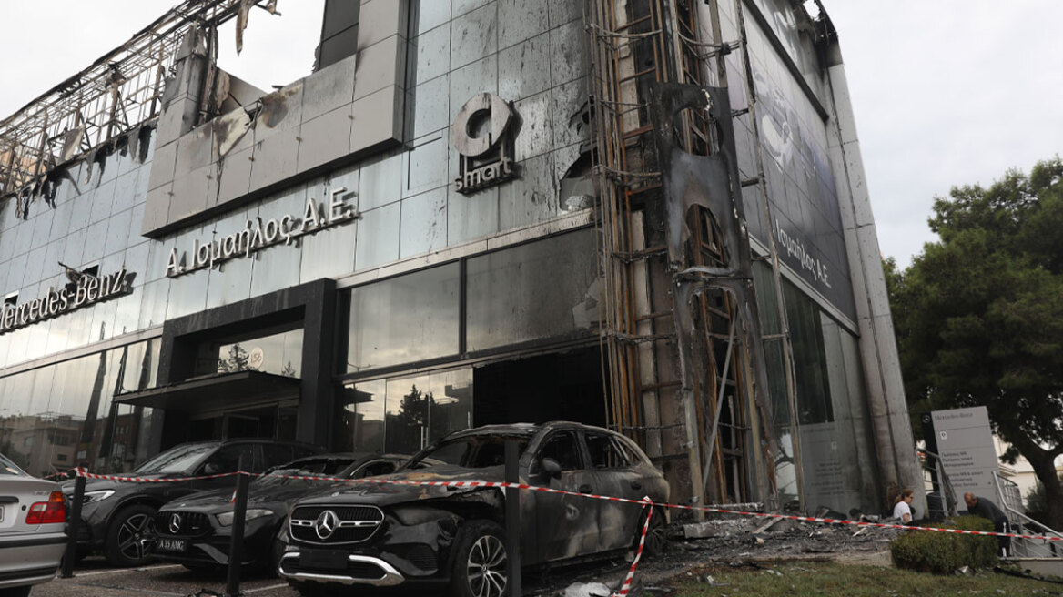 Από εμπρηστική επίθεση η πυρκαγιά σε αντιπροσωπεία αυτοκινήτων στη Γλυφάδα, εκτεταμένες ζημιές, δείτε εικόνες
