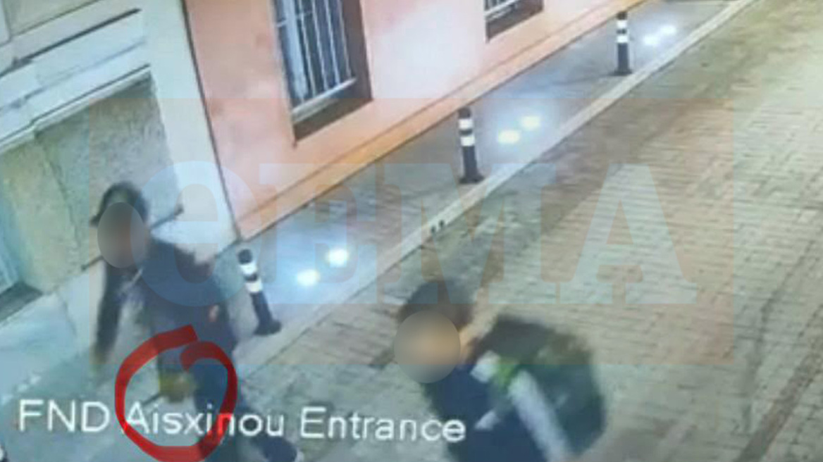 Έκρηξη στην Πλάκα: Βίντεο με τους δράστες να ψάχνουν πόρτα πόρτα πού να μπουν για να κάνουν πλιάτσικο, η φωτογραφία που τους «έκαψε»
