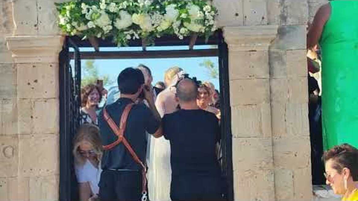 Ο γάμος του Πάνου Μουζουράκη στην Αίγινα