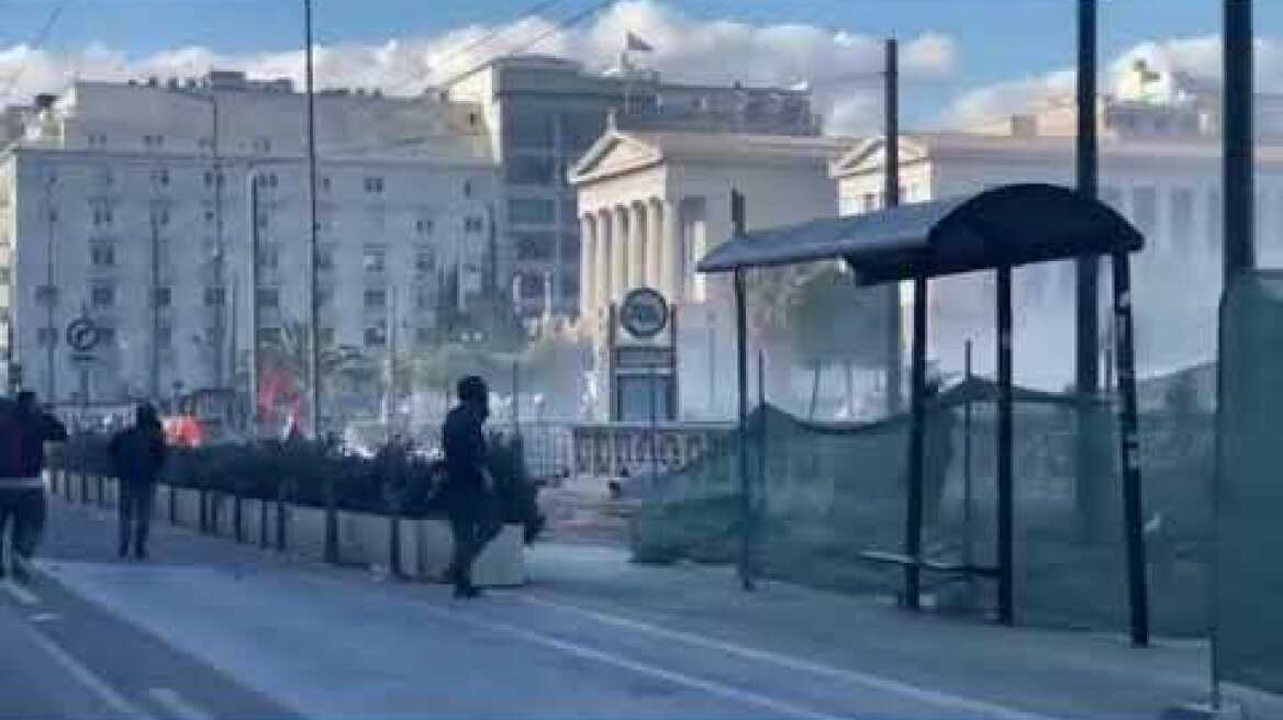 Επεισόδια στα Προπύλαια κατά τη διάρκεια της πορείας για το δυστύχημα στα Τέμπη (3)